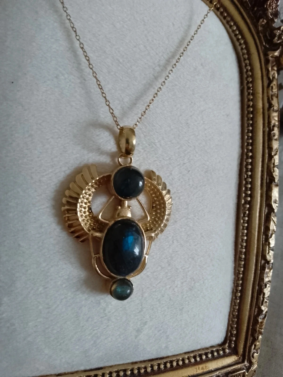 Collier pendentif scarabée doré pierres de labradorite – photo 2